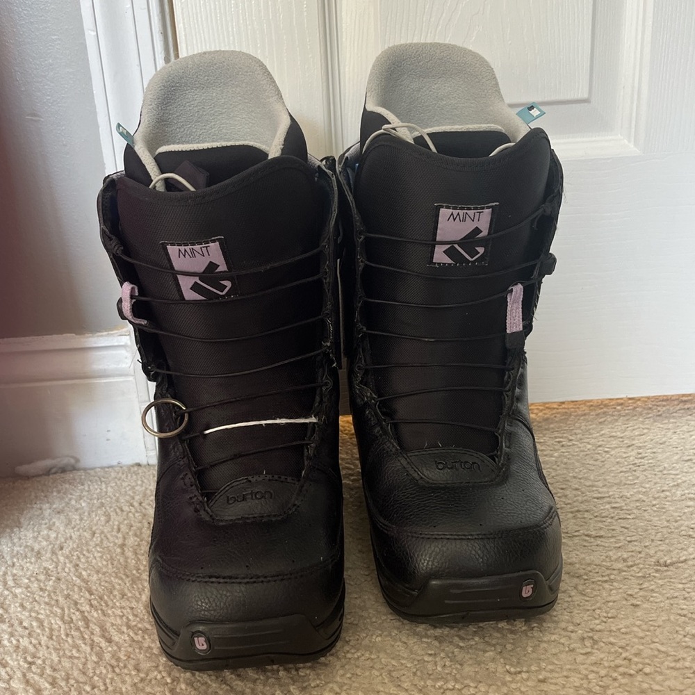 Burton snowboard boots 8.5 women's mint